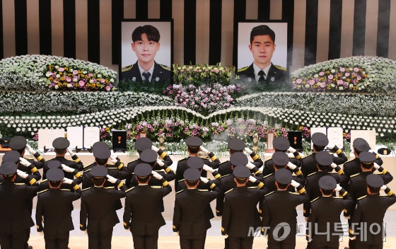 경북 문경 육가공 공장 화재 현장에서 순직한 故 김수광 소방장과 故 박수훈 소방교의 영결식이 3일 오전 경북도청 동락관에서 엄수됐다. 동료 소방관들이 순직 소방관을 향해 마지막 경례를 하고 있다./사진=뉴스1