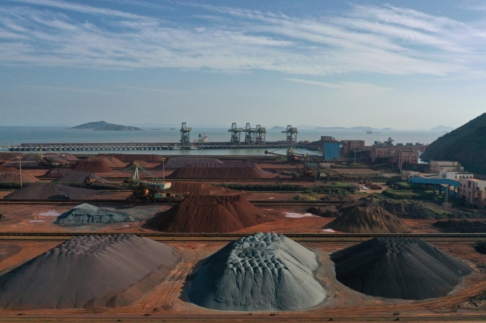 중국 저우산 항만에 쌓인 수입 철광석 /사진=블룸버그