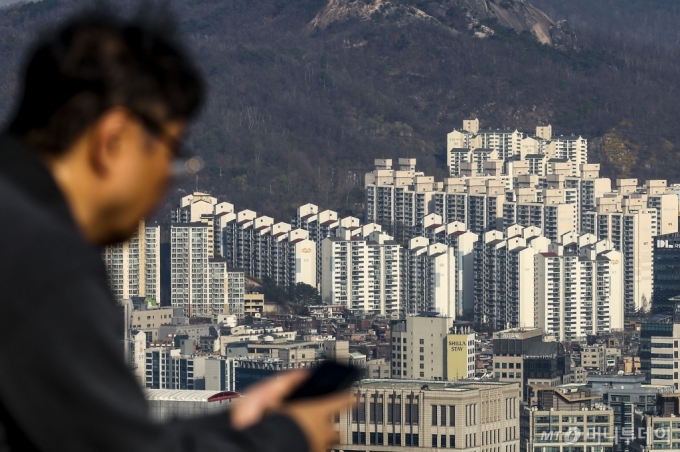 [서울=뉴시스] 정병혁 기자 = 2일 서울 중구 남산 전망대를 찾은 시민이 서울시내 아파트를 바라보고 있다. 