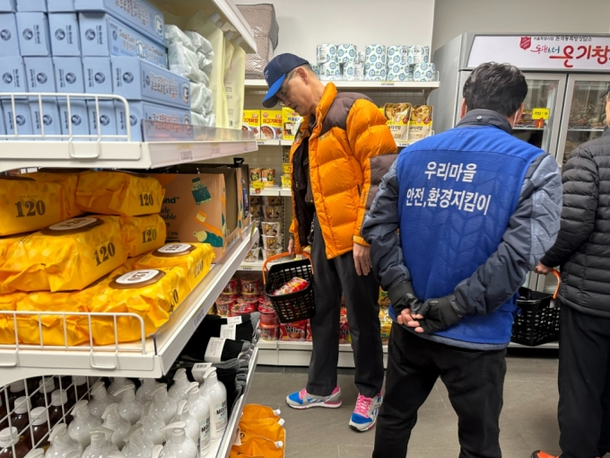 '온기창고 2호점'에서 물건을 고르고 있는 시민들 /사진제공=서울시 