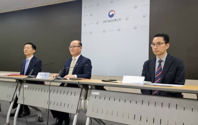 3일 정부세종청사에서 열린 이창윤 과기정통부 제1차관 미디어데이 행사에 참석한 이창윤 1차관(가운데), 노경원 연구개발정책실장(왼쪽), 이재형 우주항공청설립단장(오른쪽). /사진=박건희 기자