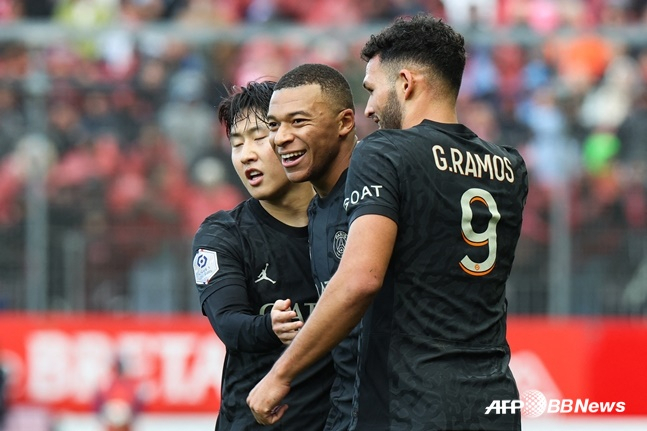 "이강인, 메시·네이마르 떠난 자리 'LEE 효과'로 채웠다"... PSG 유니폼 판매 1위 '간판 음바페 제쳤다'