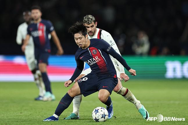 "이강인, 메시·네이마르 떠난 자리 'LEE 효과'로 채웠다"... PSG 유니폼 판매 1위 '간판 음바페 제쳤다'