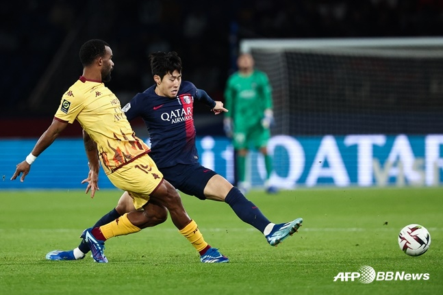 "이강인, 메시·네이마르 떠난 자리 'LEE 효과'로 채웠다"... PSG 유니폼 판매 1위 '간판 음바페 제쳤다'