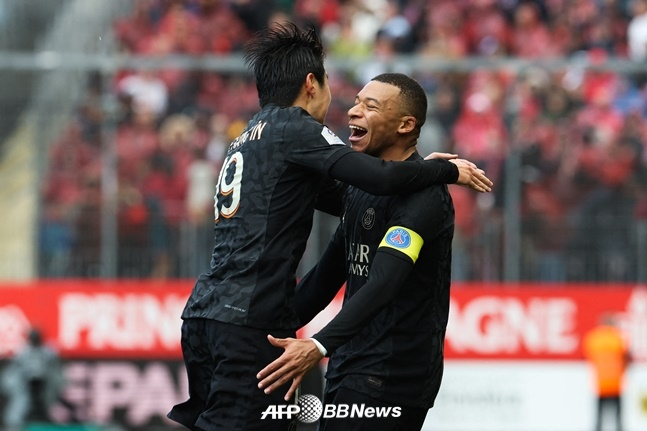 "이강인, 메시·네이마르 떠난 자리 'LEE 효과'로 채웠다"... PSG 유니폼 판매 1위 '간판 음바페 제쳤다'