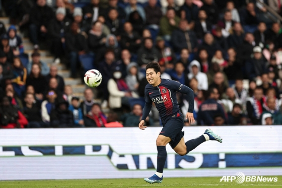 "이강인, 메시·네이마르 떠난 자리 'LEE 효과'로 채웠다"... PSG 유니폼 판매 1위 '간판 음바페 제쳤다'