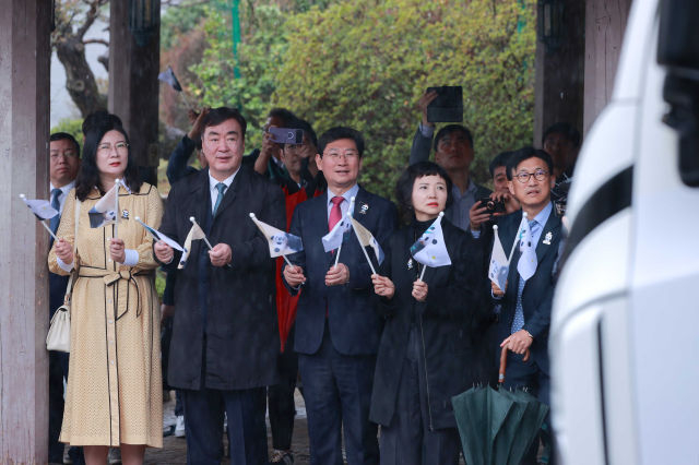 이상일 용인시장(가운데)와 싱하이밍 주한중국대사(가운데 왼쪽)가 에버랜드에서 열린 자이언트 판다 '푸바오' 환송식에서 함께하고 있다./사진제공=용인시