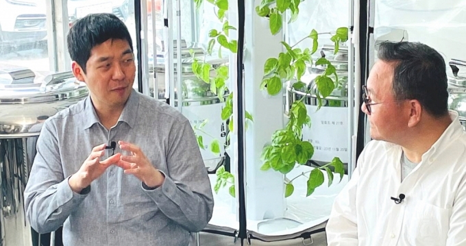 이성호 KFP 의장(왼쪽)과 김홍일 케이유니콘인베스트먼트 대표가 경북 상주 KFP 너드브루어리 양조장에서 만났다./사진=김성휘 기자 
