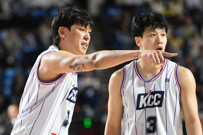 최준용(왼쪽)과 허웅. /사진=KBL 제공