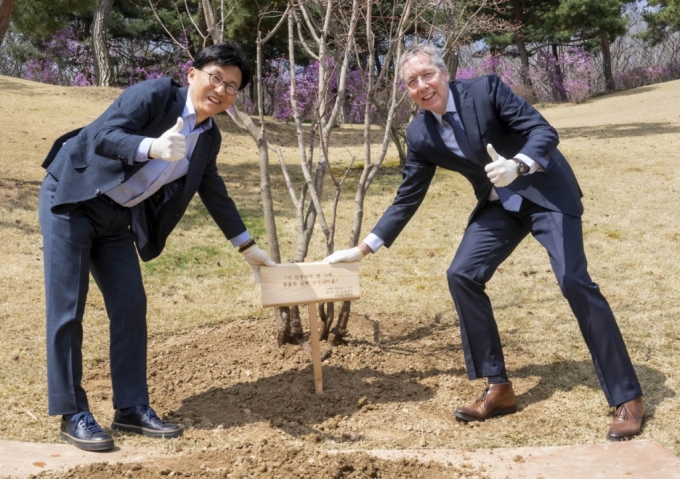 페이터 반 더 플리트 주한 네덜란드 대사(오른쪽)와 정해린 삼성물산 리조트부문 사장(왼쪽)이 식수를 마친 뒤 기념촬영을 하고 있다/사진제공=삼성물산