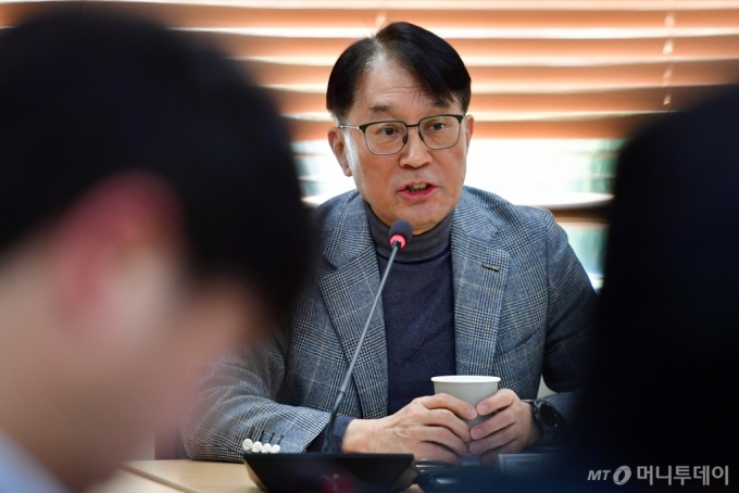 (포항=뉴스1) 최창호 기자 = 김성근 포스텍(포항공대)총장이 1일 교내 회의실에서 열린 간담회에서 의사과학자 양성에 필요한 연구중심의대설립 등에 대한 자신의 입장을 밝히고 있다. 김 총장은 연구중심의대 설립과 관련 "포스텍이 지역 주민들에게 최고의 의료서비스와 양질의 서비스를 제공해야 되지 않겠느냐는 말에 동의한다. 다만 의대 신설은 당위성만으로는 부족하고 의대 신설애 필요한 다양한 요건들이 충족됐을 때 가능할 것"이라고 말했다. 2024.4.1/뉴스1 Copyright (C) 뉴스1. All rights reser /사진=(포항=뉴스1) 최창호 기자