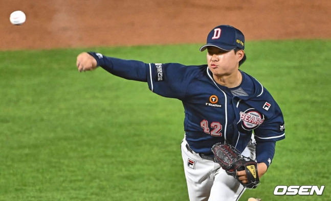 5일 부산 사직구장에서 2024 신한 SOL 뱅크 KBO 리그 롯데 자이언츠와 두산 베어스의 경기가 열렸다. 두산 베어스 최지강이 역투하고 있다.