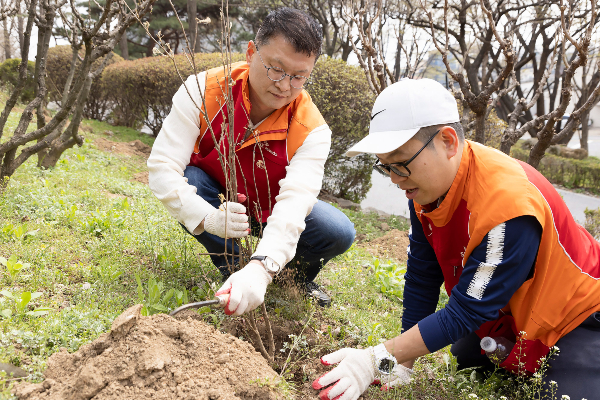 식목일을 맞아 이호정 SK네트웍스 대표이사 사장과 구성원들이 남산공원에서 무궁화 묘목 식재 활동을 하고 있다. /사진제공=SK네트웍스