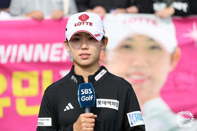 황유민이 7일  2024시즌 국내 개막전인 두산건설 위브 챔피언십에서 우승을 차지하고 중계사와 인터뷰를 하고 있다. /사진=KLPGT