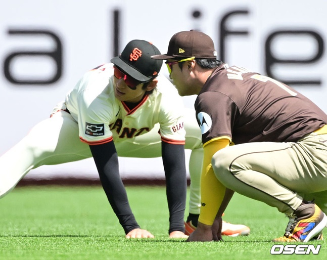 샌디에이고 파드리스 김하성(오른쪽)과 샌프란시스코 자이언츠 이정후가 8일 미국 캘리포니아주 샌프란시스코 오라클 파크에서 2024 메이저리그(MLB) 맞대결을 앞두고 함께 몸을 풀고 있다.