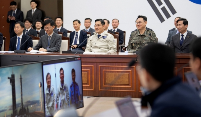 신원식 국방부 장관이 8일 오전 서울 용산구 청사에서 참모들과 군 정찰위성 2호 발사를 참관하고 있다. / 사진=국방부