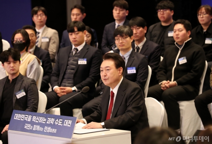 윤석열 대통령이 16일 오전 대전 유성구 ICC호텔에서 '대한민국을 혁신하는 과학의 수도, 대전'를 주제로 열린 열두 번째 국민과 함께하는 민생토론회에서 모두발언을 하고 있다.  이 자리에서 윤 대통령은 국가연구개발에 참여하는 이공계 석&middot;박사들이 학업에 매진할 수 있도록 매달 각각 80만원과 110만원의 장학금을 지급하고 대통령과학장학생 선발도 대학원생으로 확대하겠다고 약속했다. 사진/=뉴스1  사진/=김기태 기자