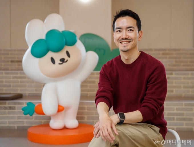 2023년 당근마켓(이하 당근)은 설립 8년만에 흑자전환에 성공했다. 벤처투자 혹한기로 투자 유치도 쉽지 않은 상황에서 당근은 어떻게 흑자전환을 할 수 있었을까. 서울 서초구 서초동 당근 본사 사무실에서 황도연(사진) 대표를 만나 직접 들어봤다. /사진=이기범 기자 leekb@