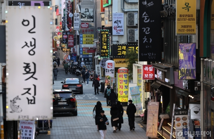 [서울=뉴시스] 황준선 기자 = 사진은 12일  음식점과 주점 등이 밀집된 서울 종로구 종각 젊음의 거리 모습. 2024.01.12. /사진 =뉴시스 제공