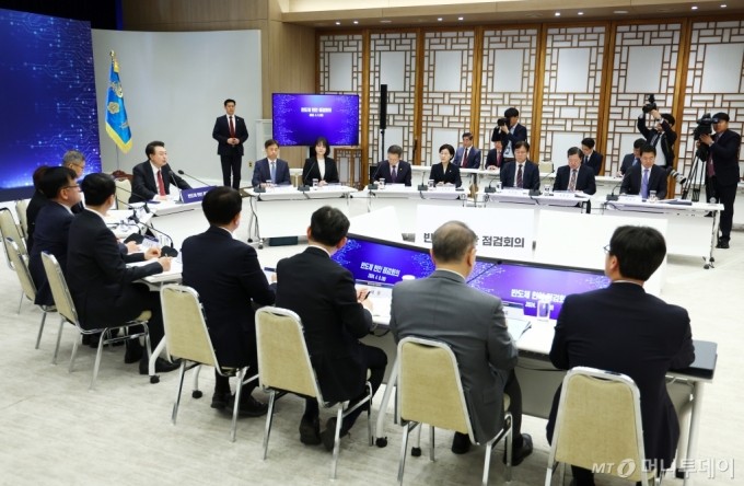 [서울=뉴시스] 전신 기자 = 윤석열 대통령이 9일 서울 용산 대통령실 청사에서 열린 반도체 현안 점검회의를 주재하고 있다. 2024.04.09. photo1006@newsis.com /사진=전신