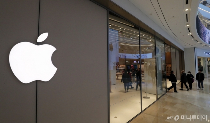 지난해 인도에서 생산된 애플의 아이폰이 19조원 규모를 기록하면서 애플이 탈중국화에 속도를 내고 있다는 분석이 나왔다.