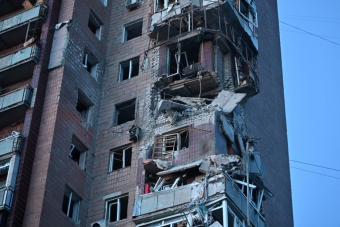 4일(현지시간) 우크라이나 하르키우에서 러시아 군의 미사일 포격을 받아 허물어진 아파트가 보인다. 2024. 4. 5  /AFPBBNews=뉴스1