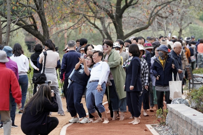 신상진 성남시장이 맨발 황톳길에서 시민들과 기념촬영을 하고 있다./사진제공=성남시