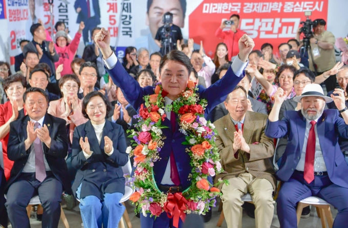 제22대 국회의원선거 분당갑에 출마한 국민의힘 안철수 후보가 11일 오전 경기도 성남시 분당구 선거사무소에서 당선이 확실해지자 지지자들과 꽃다발을 들고 환호하고 있다. /사진=뉴시스