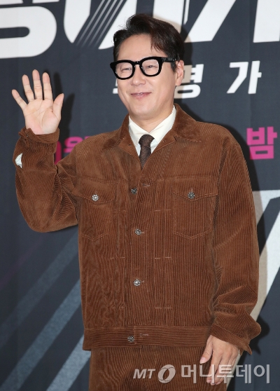 (서울=뉴스1) 권현진 기자 = 가수 윤종신이 자신이 홍보 모델로 활동 중인 음악 투자 플랫폼 뮤직카우에 72억원을 투자했다. /사진=(서울=뉴스1) 권현진 기자