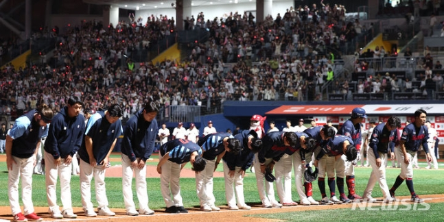 12일 서울 고척스카이돔에서 열린 2024 KBO리그 롯데 자이언츠 대 키움 히어로즈의 경기에서 9대4로 패배한 롯데 선수들이 아쉬워하고 있다. /사진=뉴시스 