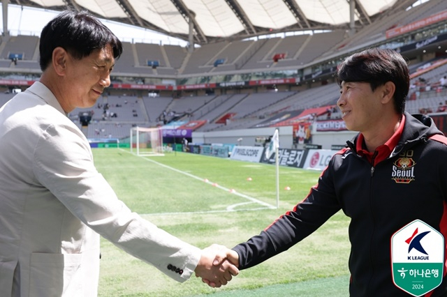 경기 전 인사 나누는 박태하 포항 감독(왼쪽)과 김기동 서울 감독. /사진=한국프로축구연맹 제공