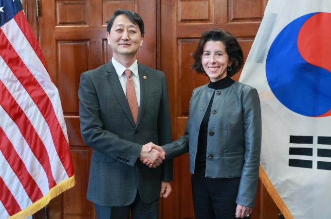 안덕근 산업통상자원부 장관(왼쪽)이 12일 오전(현지시간) 지나 러몬도(Gina Raimondo) 미국 상무부 장관과 면담을 갖고 양국 간 첨단산업 협력 강화 방안과 IPEF(인도태평양경제프레임워크) 등 주요의제를 논의했다.   /사진제공=산업통상자원부