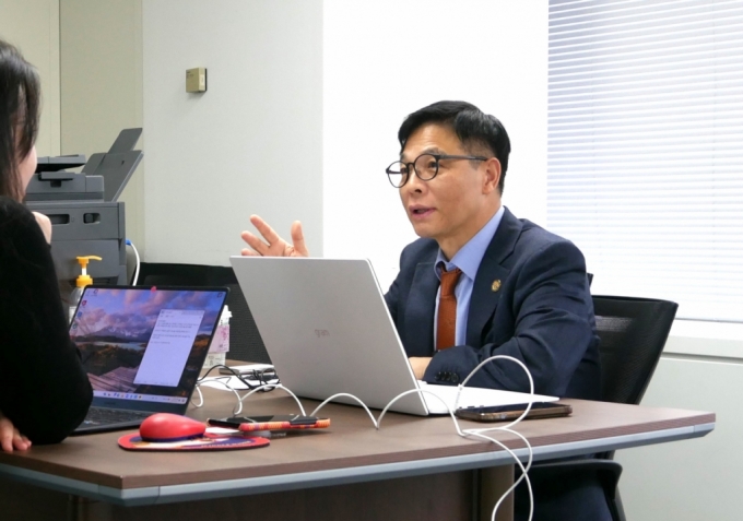 3월 22일 서울 중구 KISTEP 서울평가회의장에서 만난 정병선 원장이 KISTEP이 개발한 AI 서비스에 대해 설명하고 있다. /사진=KISTEP