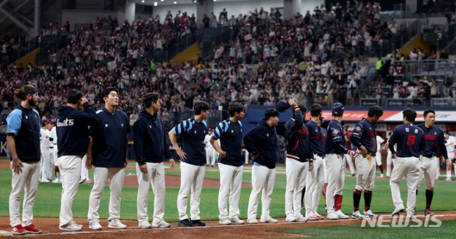 12일 서울 고척 스카이돔에서 열린 2024 KBO리그 롯데 자이언츠 대 키움 히어로즈의 경기에서 9대4로 패배한 롯데 선수들이 아쉬워하고 있다. /사진=뉴시스