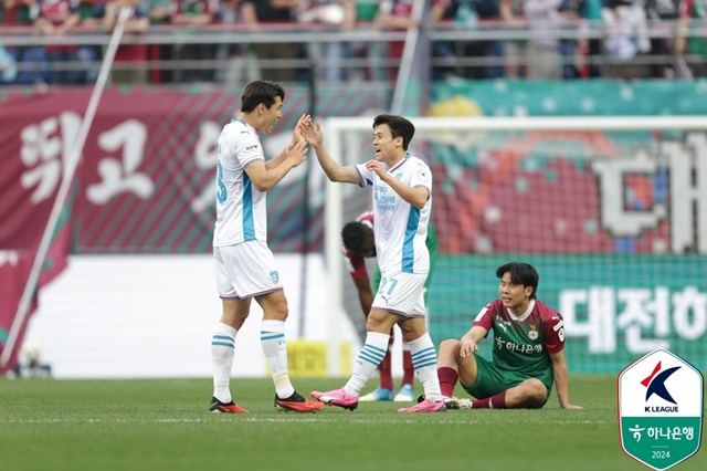 이호재(왼쪽)와 정재희. /사진=한국프로축구연맹 제공