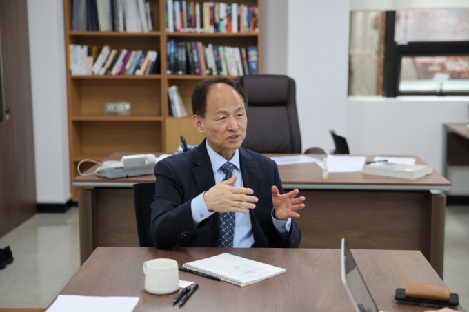 김화종 한국제약바이오협회 K-멜로디 사업단장(AI신약융합연구원장)이 본지와 인터뷰하고 있다. /사진제공=한국제약바이오협회