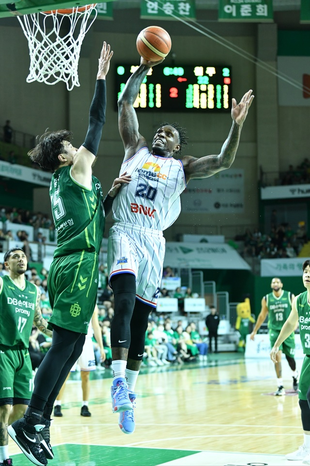 공격하는 라건아(오른쪽). /사진=KBL 제공