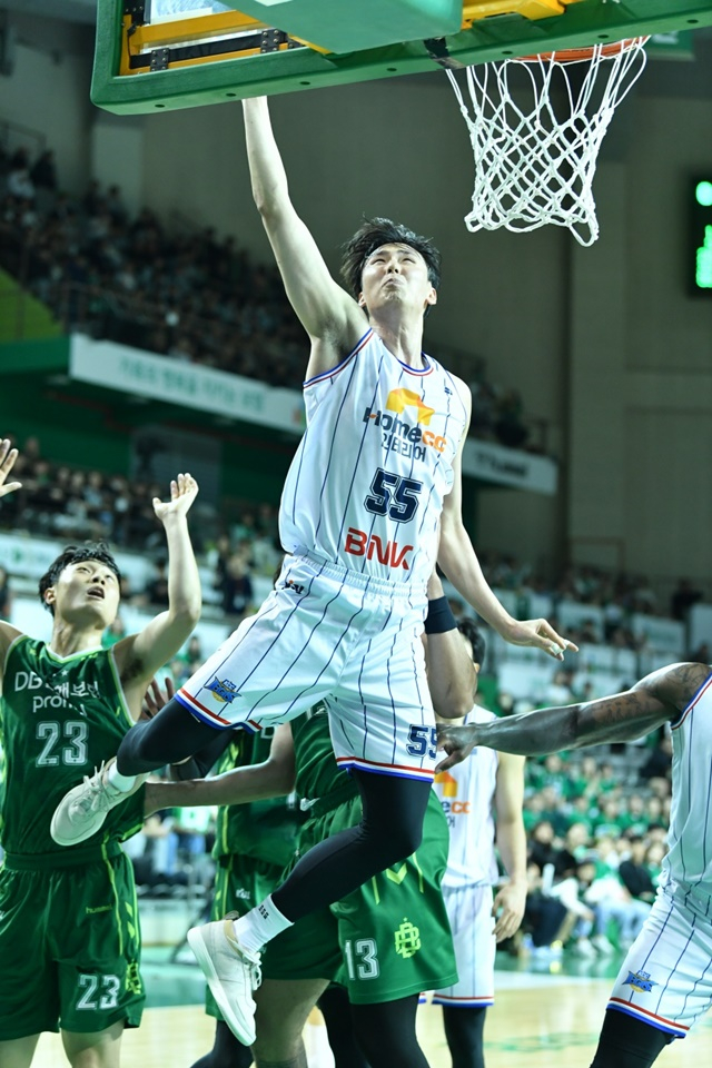 공격에 집중하는 송교창(오른쪽). /사진=KBL 제공