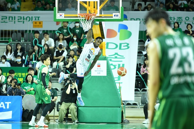 라건아가 덩크슛을 보여주고 있다. /사진=KBL 제공