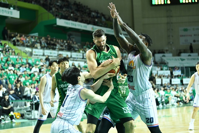 부산 KCC 선수단의 악착 같은 수비. /사진=KBL 제공