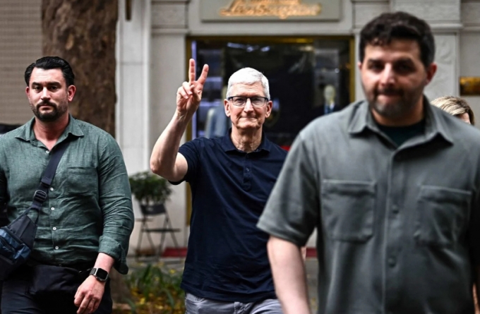 팀 쿡 애플 최고경영자(CEO)가 15일(현지시간) 이틀 일정으로 베트남 하노이를 방문했다. 애플은 쿡 CEO 방문에 맞춰 베트남 현지 투자 확대 계획을 발표했다. /AFPBBNews=뉴스1