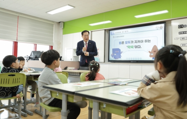 지난 3일 박성재 장관이 서울시 양천구 소재 양명초등학교에 방문해 늘봄학교 참여학생 초등 1학년 17명을 대상으로 재능기부를 실시했다(사진은 기사와 무관)/사진제공=법무부 