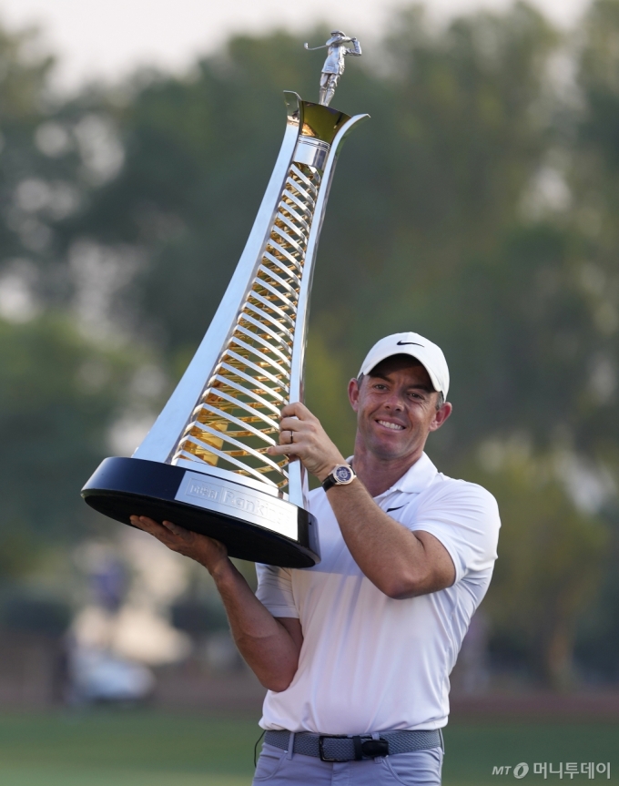 로리 맥길로이가 지난해 11월 아랍에미리트 두바이의 주메이라 골프장에서 열린 '2023 최종전 DP 월드 투어 챔피언십'을 마친 두 '레이 투 두바이'(시즌 랭킹 1위) 트로피를 든 채 포즈를 취하고 있다. /2023.11.20. /AP=뉴시스