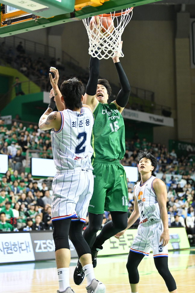 DB 김종규(가운데)가 최준용(왼쪽)을 앞에 두고 득점을 하고 있다. /사진=KBL