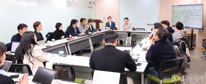 지난해 12월19일 서울 종로구 소공동 머니투데이 본사에서 진행된 인클루전재팬 유니콘팩토리 네트워킹 세미나에 참석한 요시자와 야스히로(오른쪽에서 세번째) 인클루전재팬 디렉터 /사진=홍봉진기자 honggga@