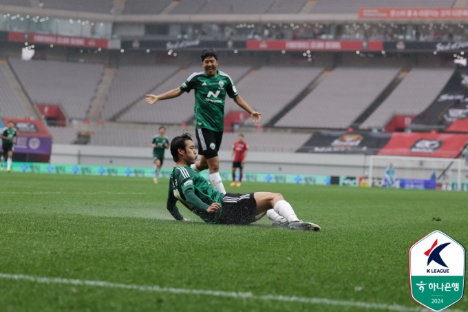 송민규(아래)가 골 세리머니를 펼치고 있다.  /사진=한국프로축구연맹