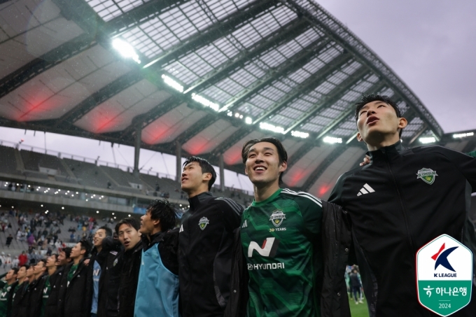 승리 후 기뻐하는 송민규(오른쪽 두 번째).  /사진=한국프로축구연맹