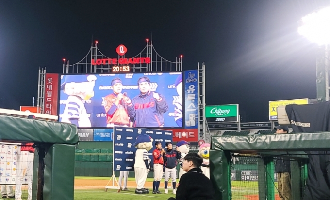 황성빈이 21일 KT 위즈와 더블헤더 2차전을 마친 뒤 롯데 팬들 앞에서 수훈선수 인터뷰에 임하고 있다. /사진=김우종 기자