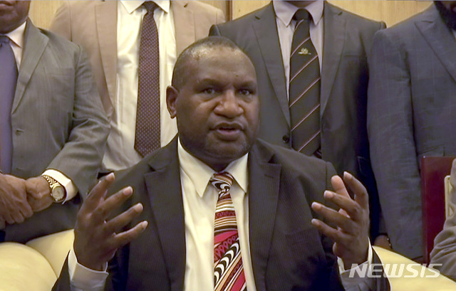 제임스 마라페 파푸아뉴기니 총리가 바이든 대통령의 '식인 국가' 발언에 반박하고 나섰다./사진=뉴시스