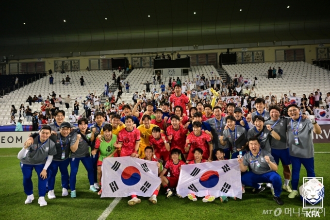 22일(현지시간) 카타르 도하 자심 빈 하마드 스타디움에서 열린 2024 아시아축구연맹(AFC) U23 아시안컵 B조 조별리그 최종전 한국과 일본의 경기 종료 후 조 1위를 확정지은 대한민국 대표팀이 태극기를 펼쳐 들고 기념 촬영을 하고 있다./사진=뉴스1  